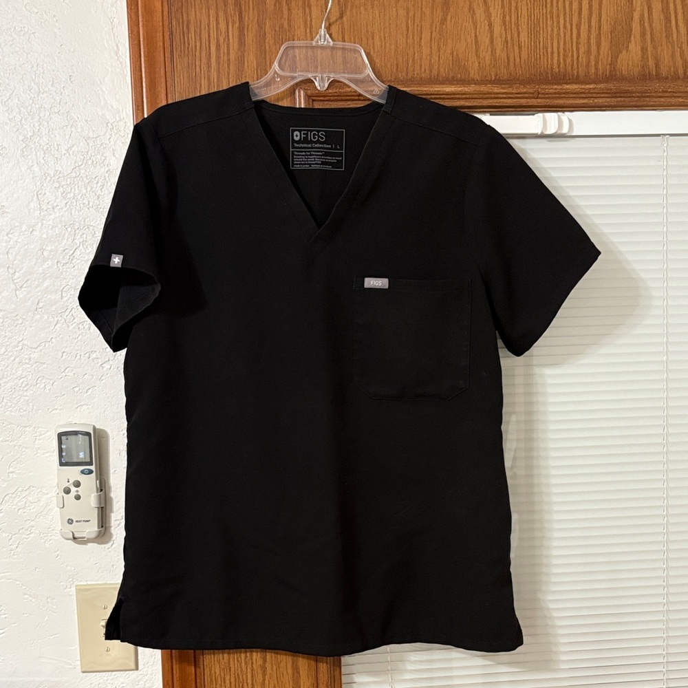 Figs Women's Black V-Neck Scrub Top